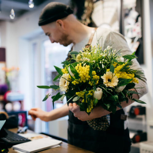 Blumenstrauss weiss gelb Blumenverkäufer