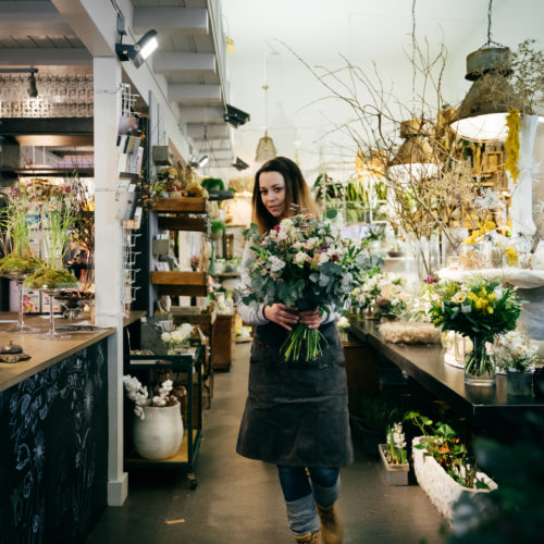 Blumenverkäuferin Blumenstrauss Geschenk