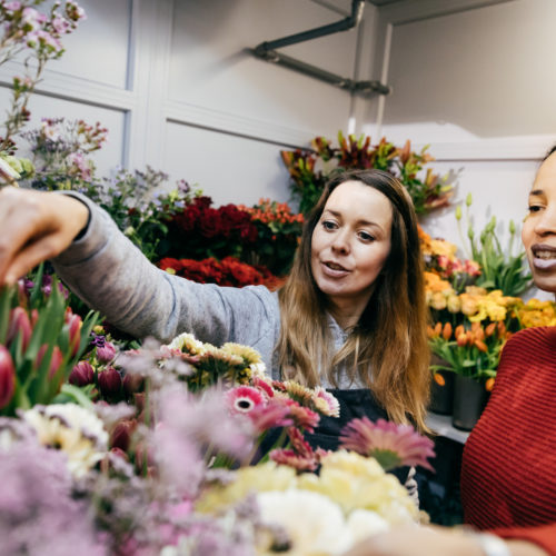Blumenverkäuferin Blumenauswahl