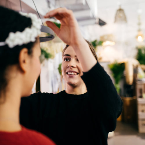 Anprobe Blumenschmuck Hochzeitsblumen Hochzeitskranz