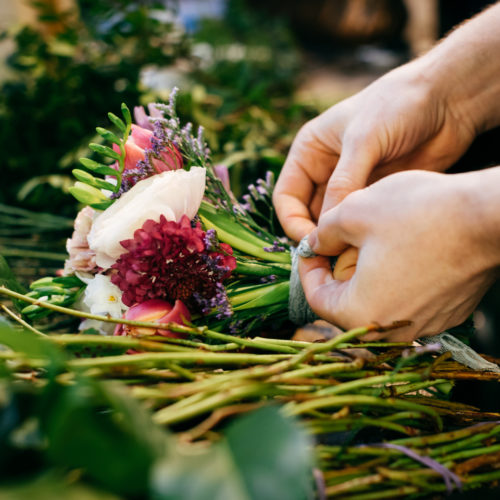 Verkäufer Blumenstrauss binden