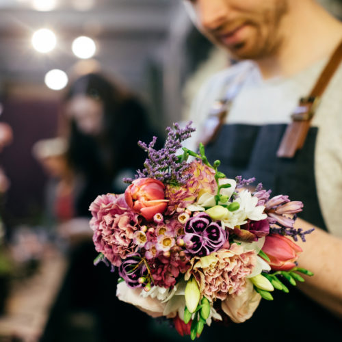 Verkäufer Blumenstrauss binden