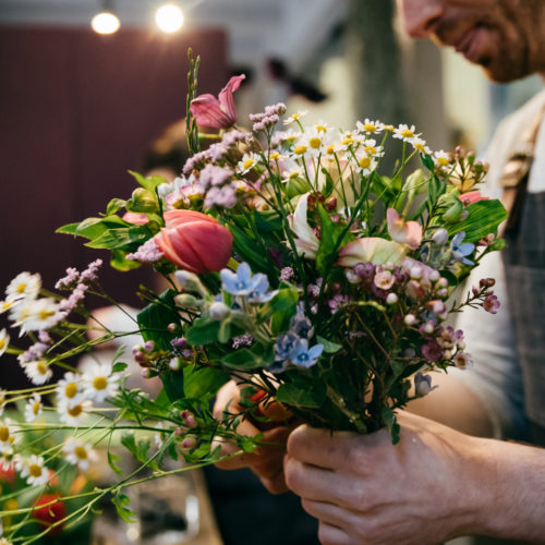 Blumenladen Blumenstrauss binden