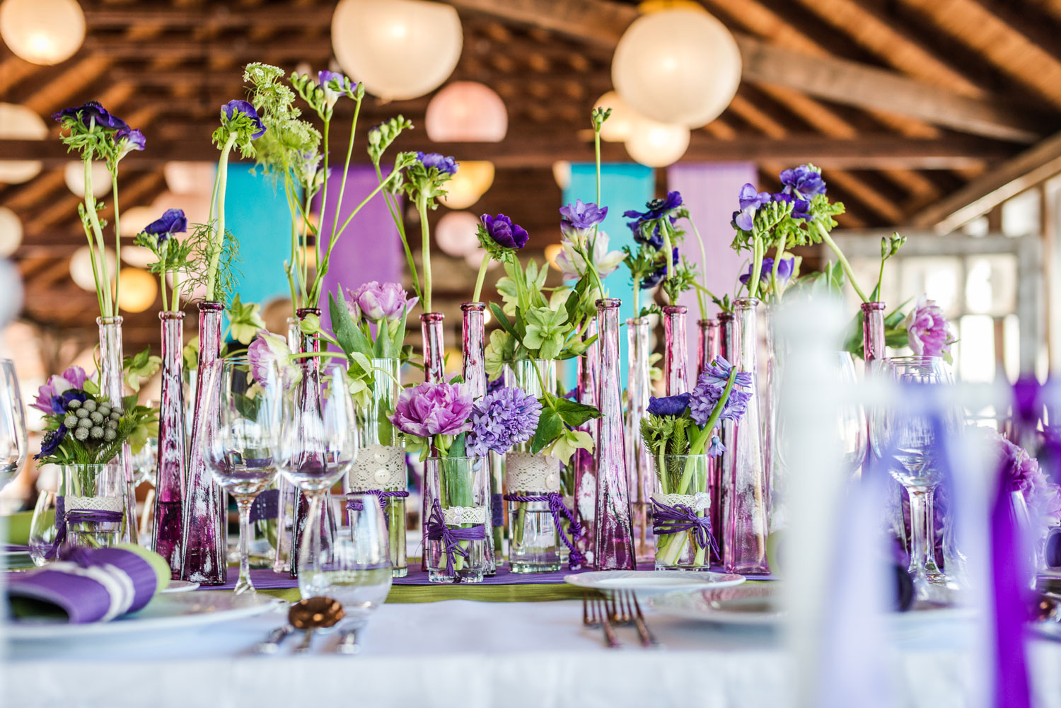 shutterstock_185013851 Blumendekoration Vasen Tischdekoration