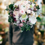 Mann mit Blumenstrauss