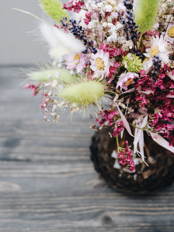 Detailverliebter Trockenblumenstrauß mit großer farblicher Abwechslung. Zarte Wirkung dank kleinblütiger Trockenblumen.