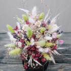 Detailverliebter Trockenblumenstrauß mit großer farblicher Abwechslung. Zarte Wirkung dank kleinblütiger Trockenblumen.