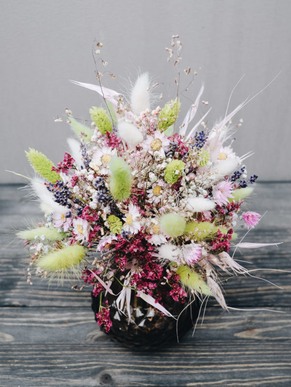 Detailverliebter Trockenblumenstrauß mit großer farblicher Abwechslung. Zarte Wirkung dank kleinblütiger Trockenblumen.