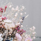 Kleinblütiger, filigraner Trockenblumenstrauß aus verzweigten Blüten, farblich passend zum Spätsommer.
