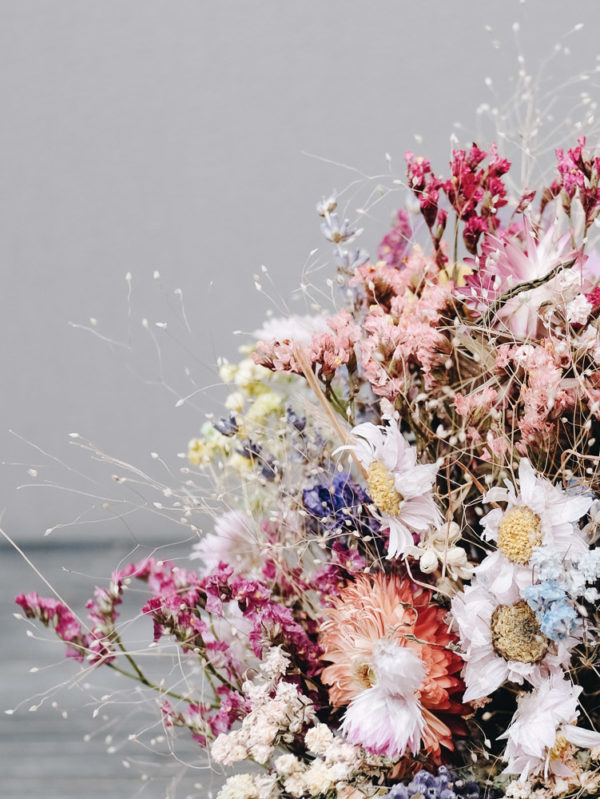 Kleinblütiger, filigraner Trockenblumenstrauß aus verzweigten Blüten, farblich passend zum Spätsommer.