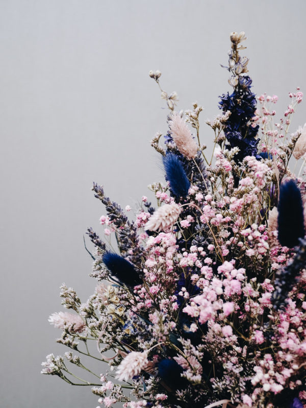 Trockenblumenstrauß mit vielen gemischten blau-rosé-violett-Tönen, der farblich an ein Lavendelfeld erinnert.