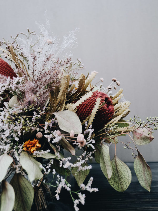 Besonderer Trockenblumenstrauß aus Eukalyptus und Banksia.