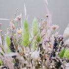 Zarter handgebundener Trockenblumenstrauß mit Katzenschwänzchengras, Lavendel, Schleierkraut und Sonnenflügel.