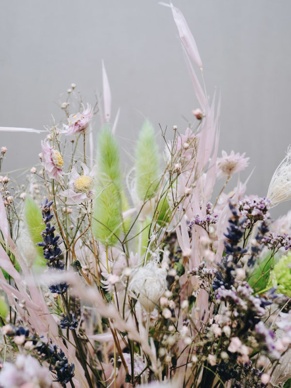Zarter handgebundener Trockenblumenstrauß mit Katzenschwänzchengras, Lavendel, Schleierkraut und Sonnenflügel.