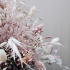 Zarter Trockenblumenstrauß in Rosa-Weiß. Filigraner, handgebundener Strauß ohne Ecken und Kanten.
