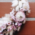 Roséfarbener, zartblumiger, kleiner Kranz aus Trockenblumen mit detailverliebter Blütenwahl.