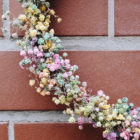 Zartblumiger, kleiner Kranz aus Gypso-Trockenblüten. Detailverliebt und vielfältig.
