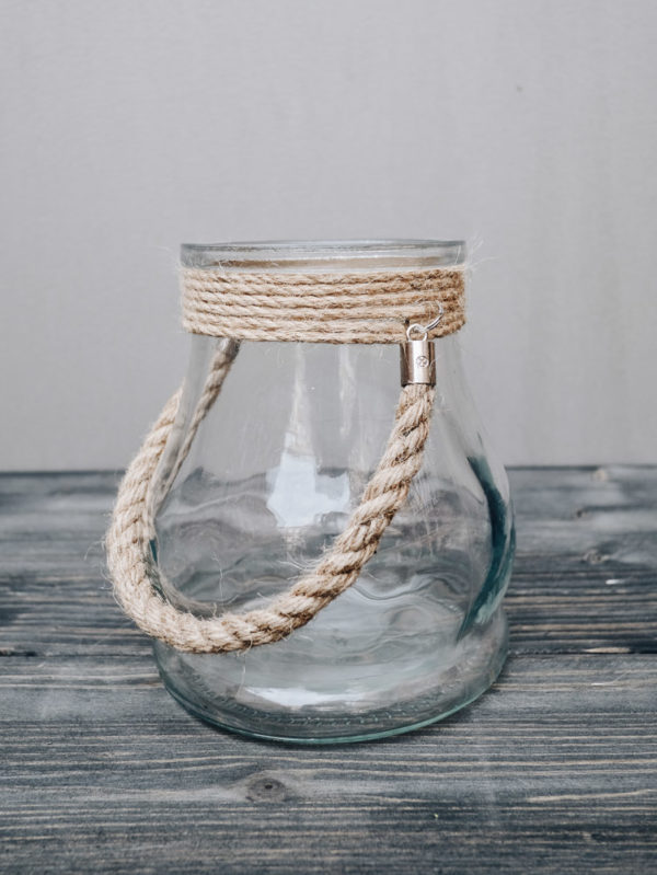 Glas mit rustikalem Seil als Henkel