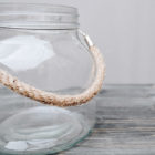 Glas mit rustikalem Seil als Henkel