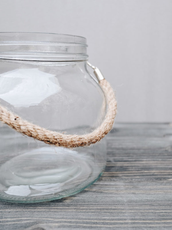 Glas mit rustikalem Seil als Henkel