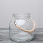 Glas mit rustikalem Seil als Henkel