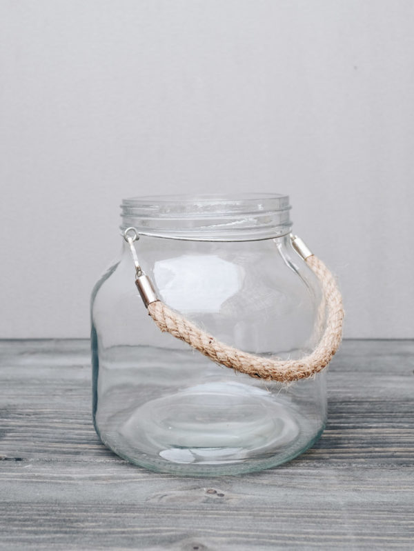 Glas mit rustikalem Seil als Henkel