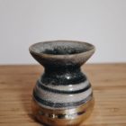 Kleine Vase mit goldenem Boden