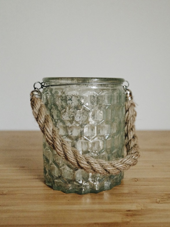 Teelichtglas mit Henkel aus Seil in Wabenoptik