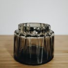 Teelichtglas mit Rillen in Grau