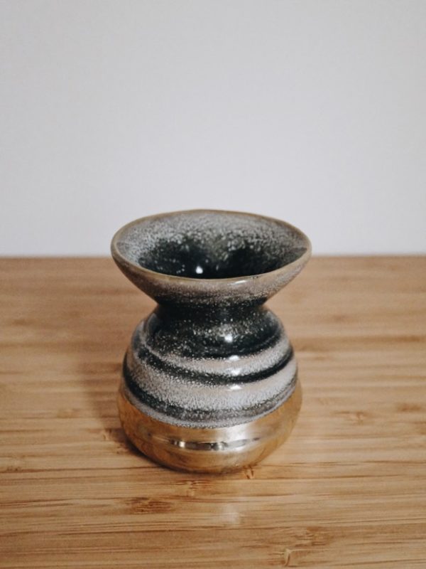 Kleine Vase mit goldenem Boden