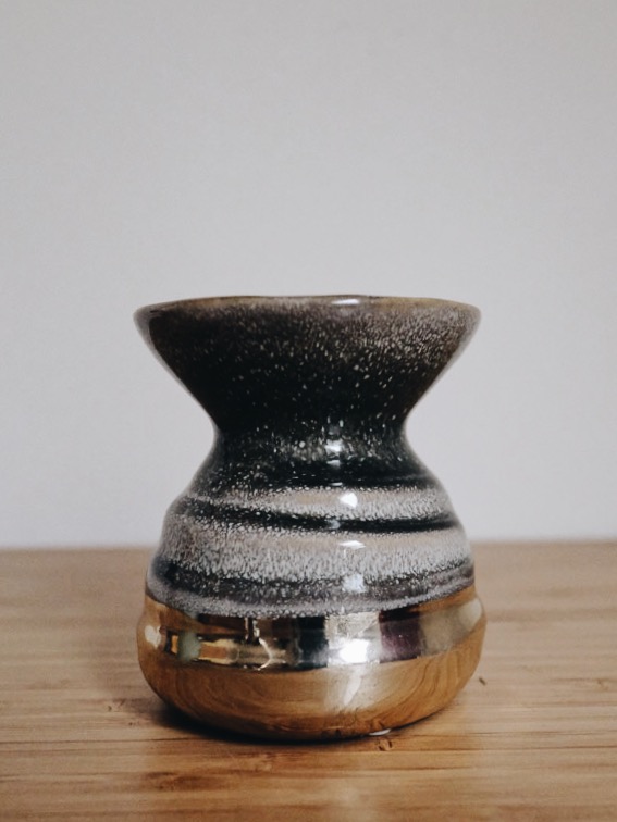 Kleine Vase mit goldenem Boden