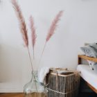 Pampasgras rosé im 3er Bund, Trockenblumen in Vase