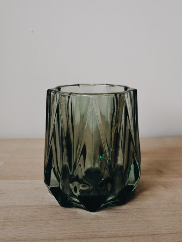 Teelichtglas grün in Diamant-Optik