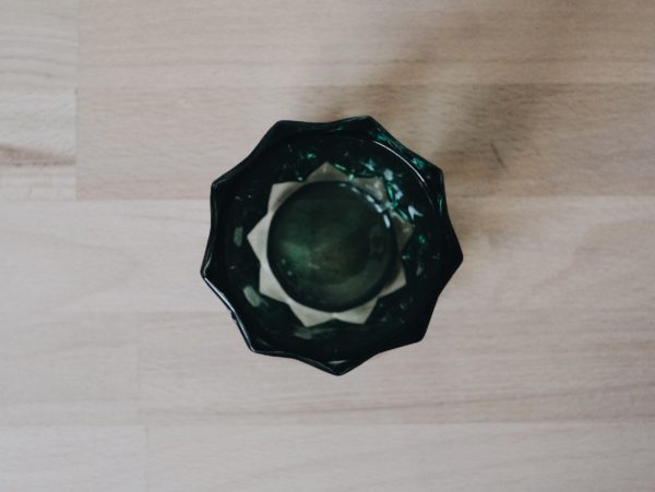 Teelichtglas grün in Diamant-Optik