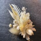 Zarter Anstecker für Bräutigam aus Trockenblumen aus verschiedensten Blüten und Gräsern in hellen Farben.