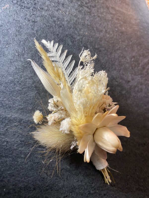 Zarter Anstecker für Bräutigam aus Trockenblumen aus verschiedensten Blüten und Gräsern in hellen Farben.