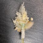 Zarter Anstecker für Bräutigam aus Trockenblumen aus verschiedensten Blüten und Gräsern in hellen Farben.