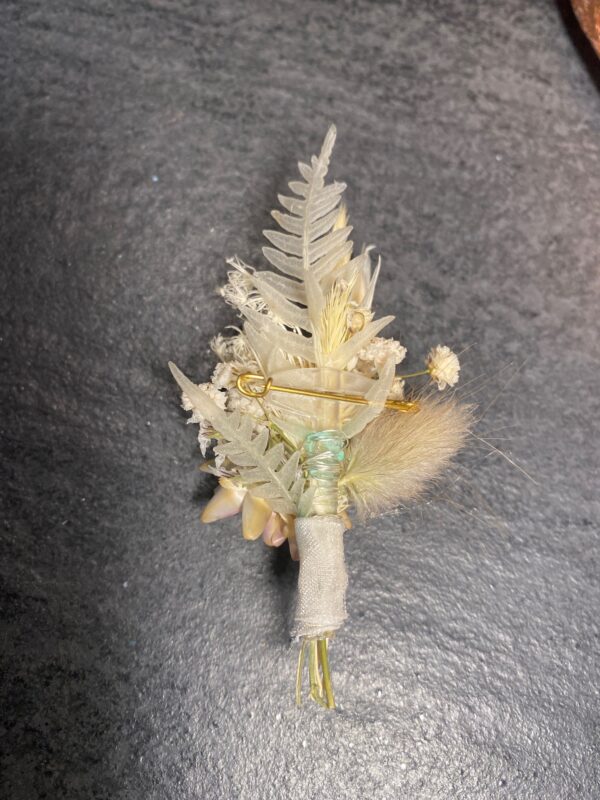 Zarter Anstecker für Bräutigam aus Trockenblumen aus verschiedensten Blüten und Gräsern in hellen Farben.