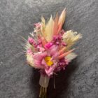Zarter Anstecker für Bräutigam aus Trockenblumen aus verschiedensten Blüten und Gräsern in sanften Roséfarben.