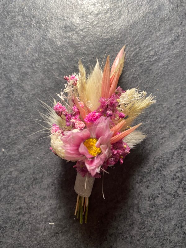 Zarter Anstecker für Bräutigam aus Trockenblumen aus verschiedensten Blüten und Gräsern in sanften Roséfarben.