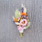 Zarter Anstecker für Bräutigam aus Trockenblumen aus verschiedensten Blüten und Gräsern in fröhlichen Farben.