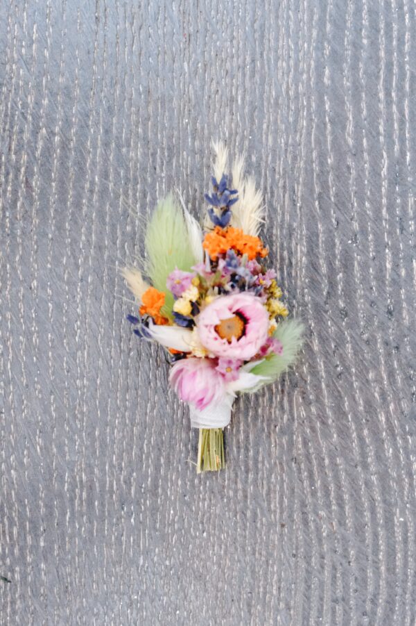Zarter Anstecker für Bräutigam aus Trockenblumen aus verschiedensten Blüten und Gräsern in fröhlichen Farben.