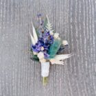 Zarter Anstecker für Bräutigam aus Trockenblumen aus verschiedensten Blüten und Gräsern in fröhlichen Lavendelfarben.