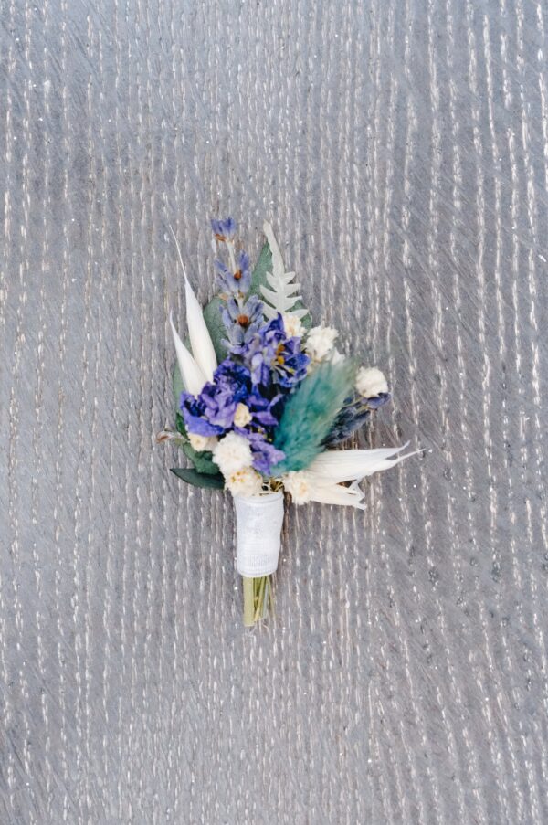 Zarter Anstecker für Bräutigam aus Trockenblumen aus verschiedensten Blüten und Gräsern in fröhlichen Lavendelfarben.