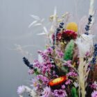 Zarter Brautstrauß aus Trockenblumen aus verschiedensten Blüten und Gräsern in fröhlichen Farben.