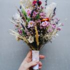 Zarter Brautstrauß aus Trockenblumen aus verschiedensten Blüten und Gräsern in fröhlichen Farben.