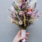 Zarter Brautstrauß aus Trockenblumen aus verschiedensten Blüten und Gräsern in fröhlichen Farben.