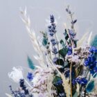 Zarter Brautstrauß aus Trockenblumen aus verschiedensten Blüten und Gräsern in fröhlichen Lavendelfarben.