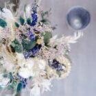 Zarter Brautstrauß aus Trockenblumen aus verschiedensten Blüten und Gräsern in fröhlichen Lavendelfarben.