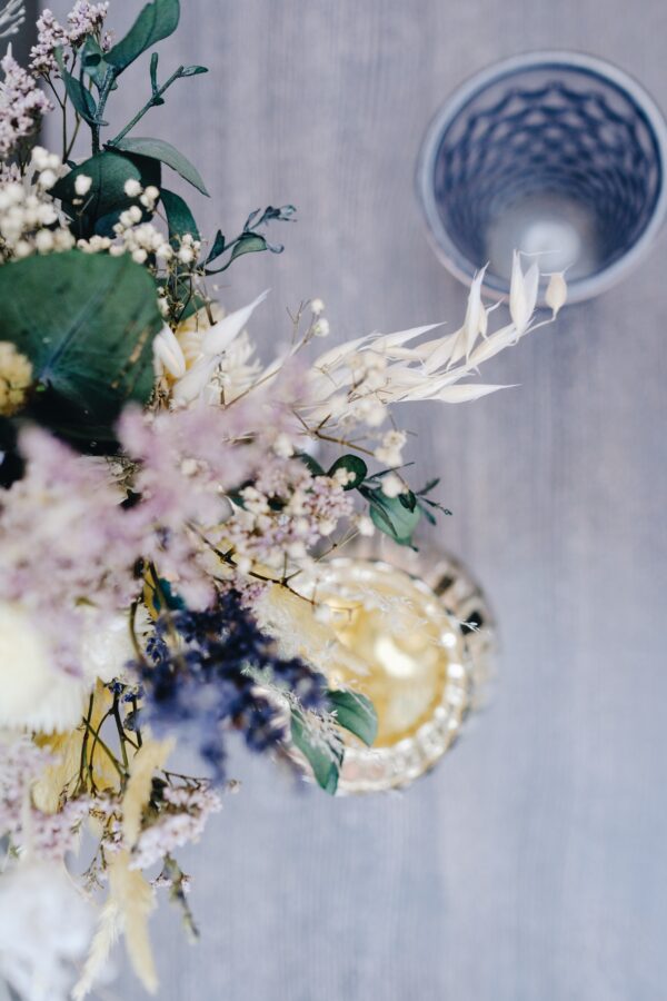 Zarter Brautstrauß aus Trockenblumen aus verschiedensten Blüten und Gräsern in fröhlichen Lavendelfarben.